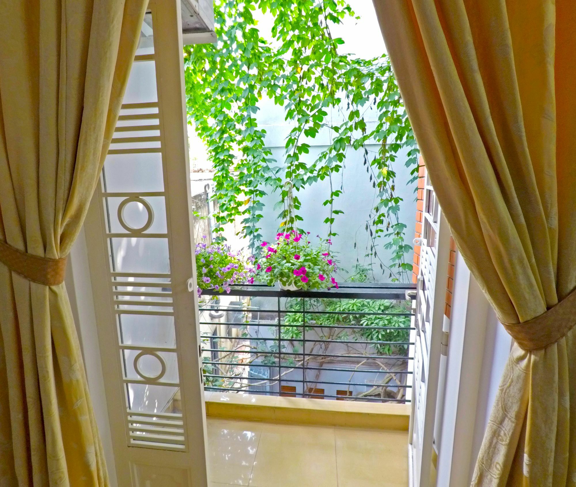 Drop By Saigon Guesthouse Ho Chi Minh City Exterior photo